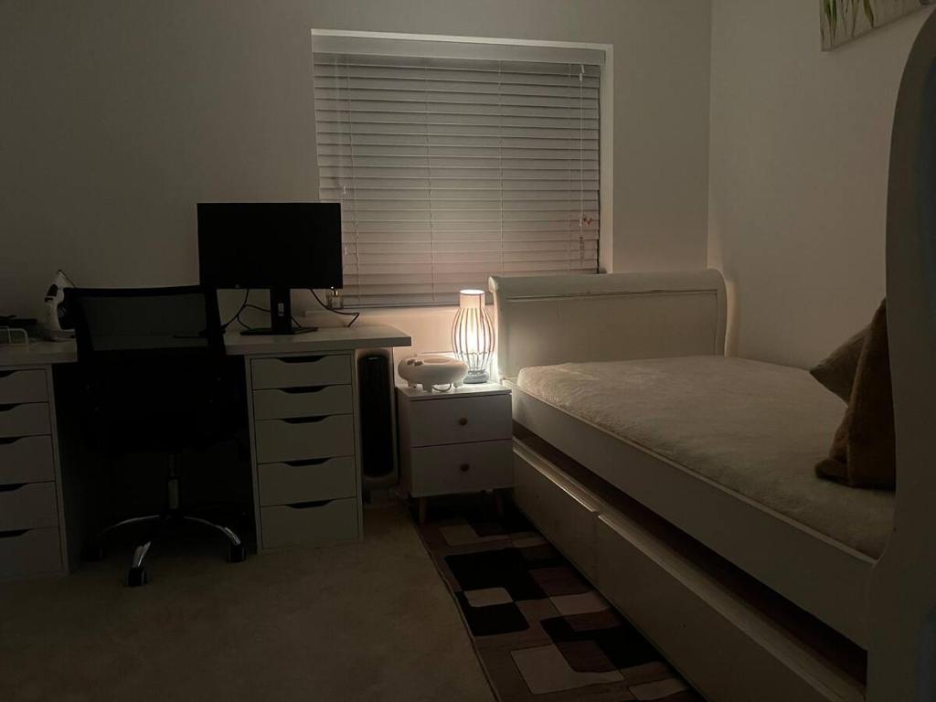 Spacious & Breezy Room, Dinnington