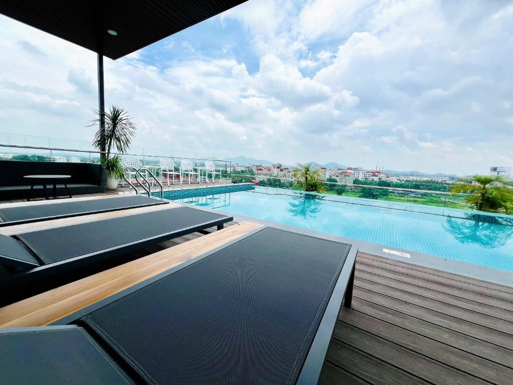 BLUE SKY NOI BAI HOTEL AND POOL의 현대적인 실내 수영장