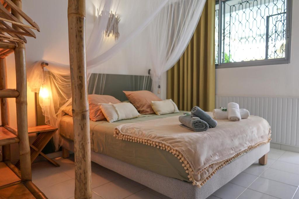 Sur la plage coco, au bord du lagon de Ste Anne, Sainte-Anne