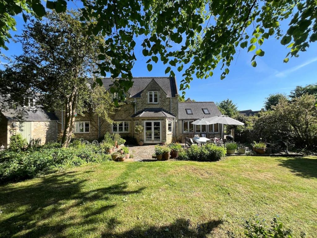 Elegant Cotswold Retreat, Little Faringdon