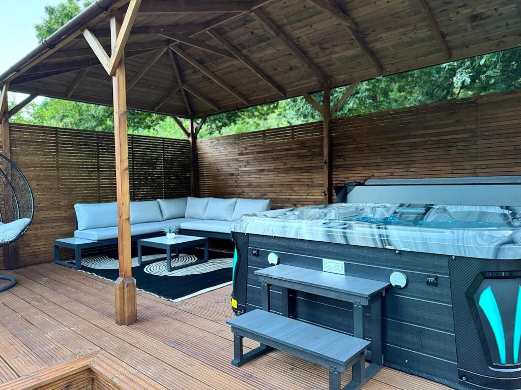 Luxury 2 Bedroom Norfolk Retreat-Private Hot Tub, Cawston