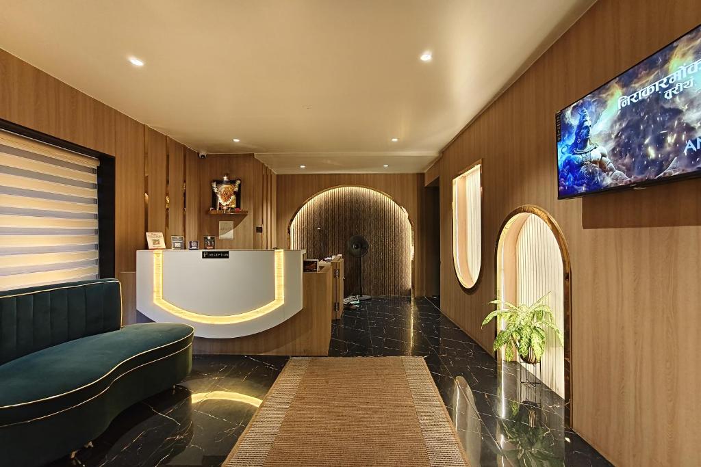 Lobby, Hotel Golden Arc in Pune