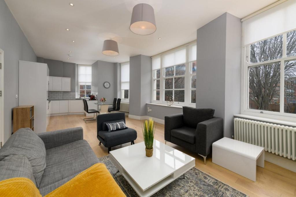 Stylish 3BR Cardiff Apt with Balcony and Parking!, Cardiff