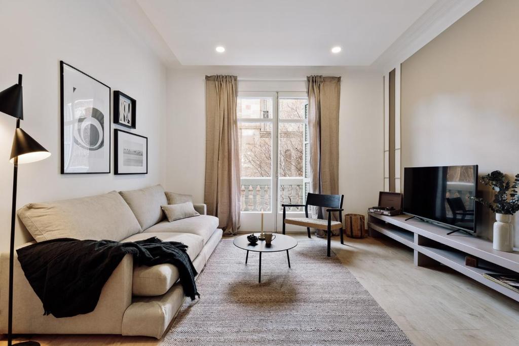 Costa - 3 bedrooms, balcony in Eixample Esquerra, Barcelona