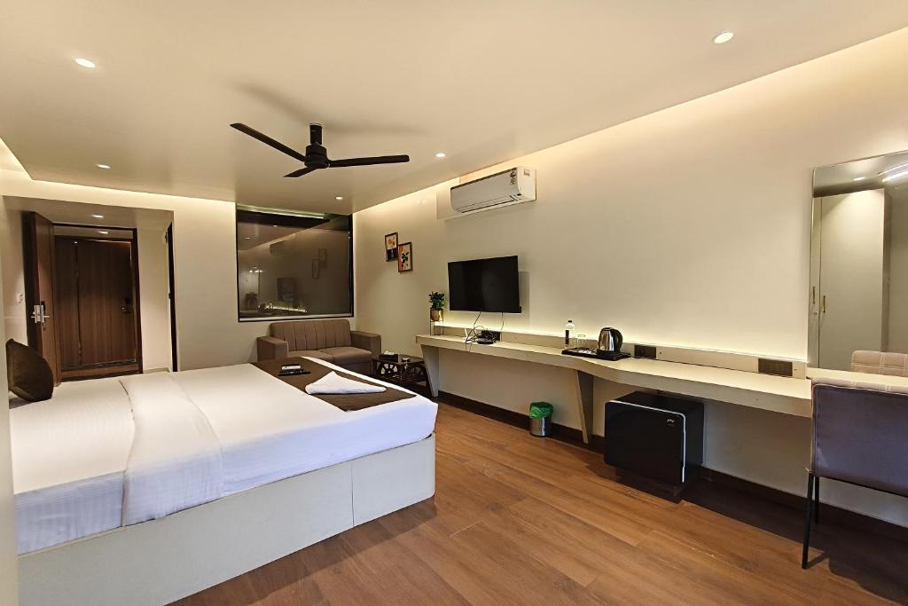 Shared lounge/TV area