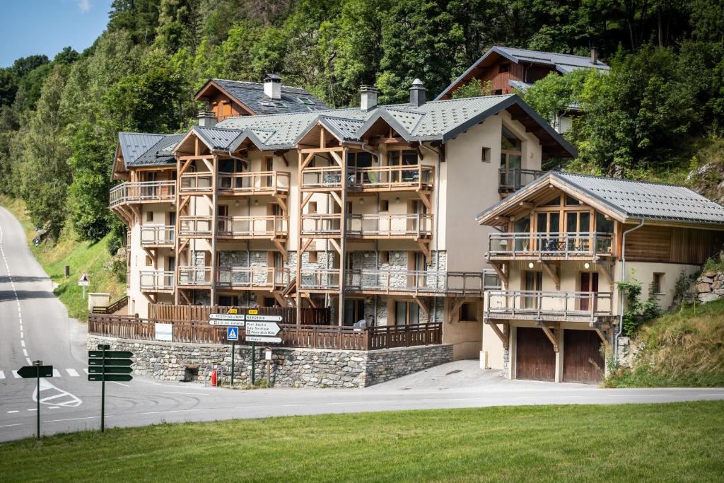 Madame Vacances Chalet Ponturin - 1