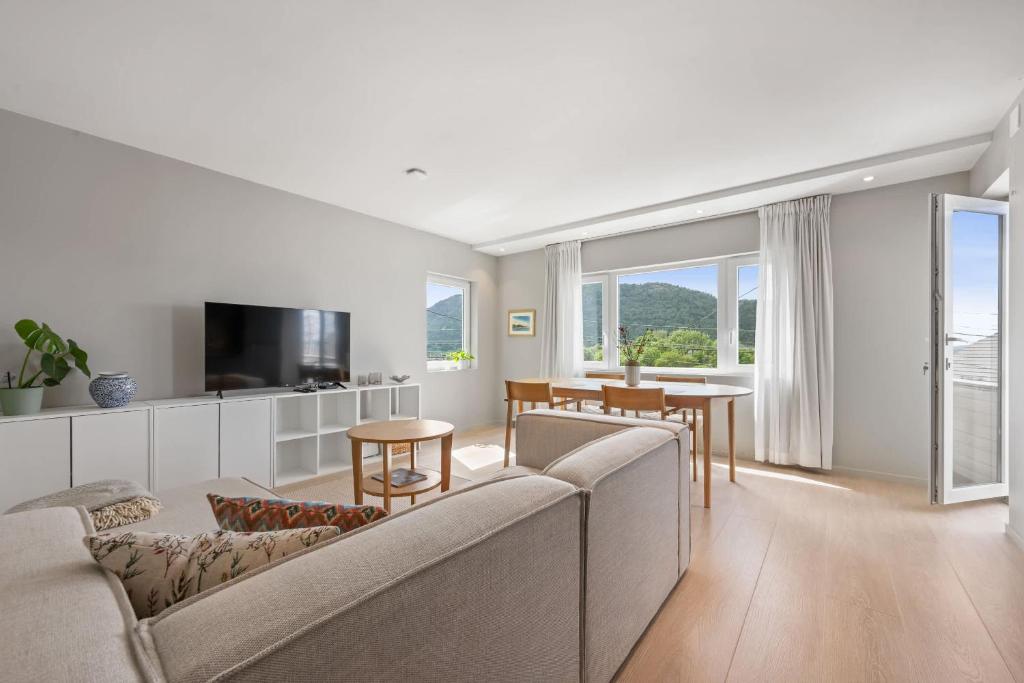 Mountain View & Balcony - Newly Renovated Apartment, Bergen