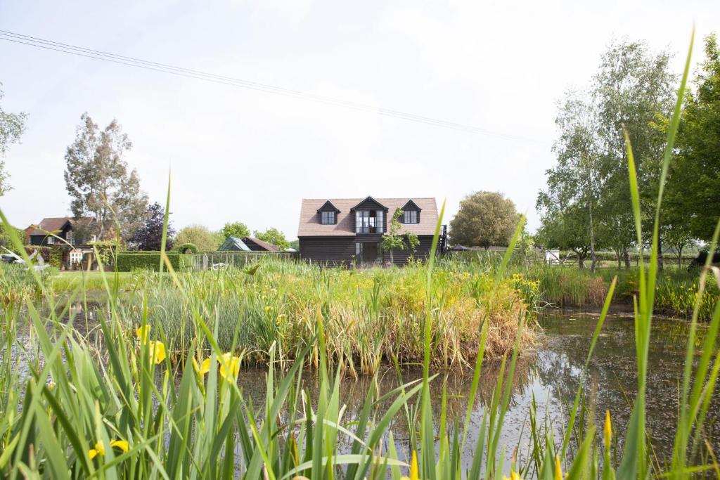 The Lakehouse Apartment by inspirestays-com, Rudgwick