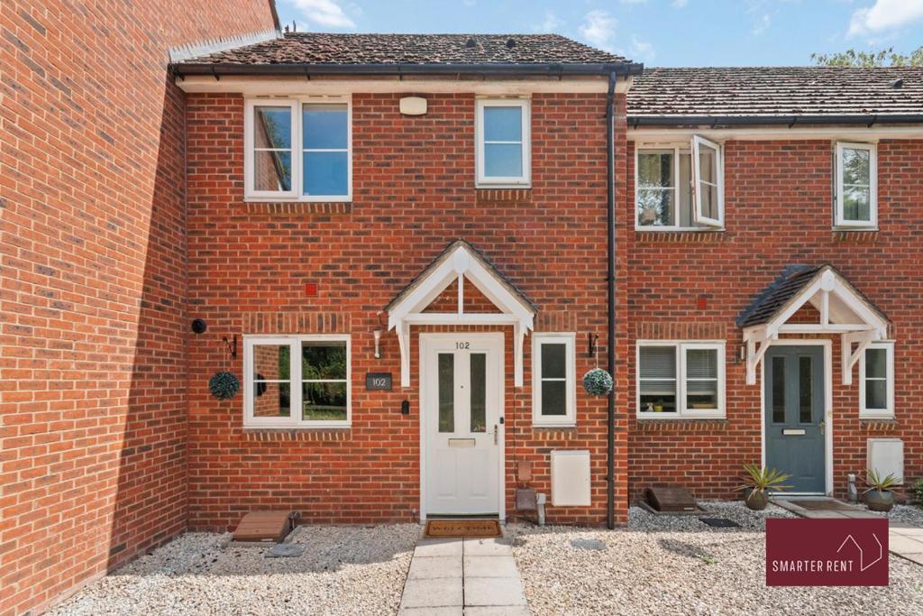 Wokingham - Three Bed House - Parking, Winnersh