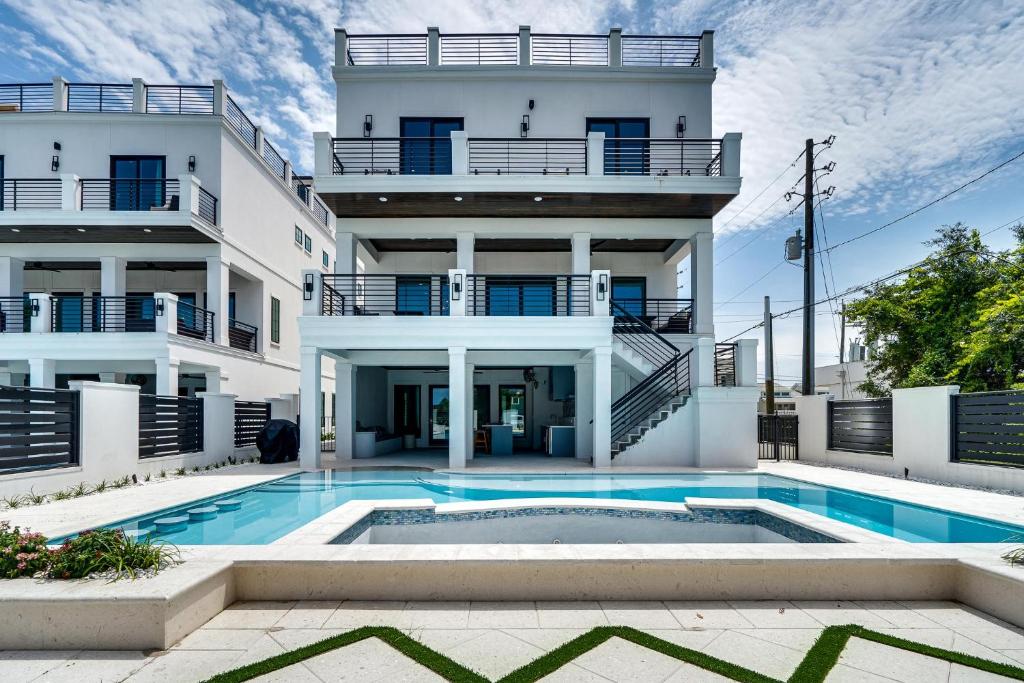 Absolutely Perfect, Destin