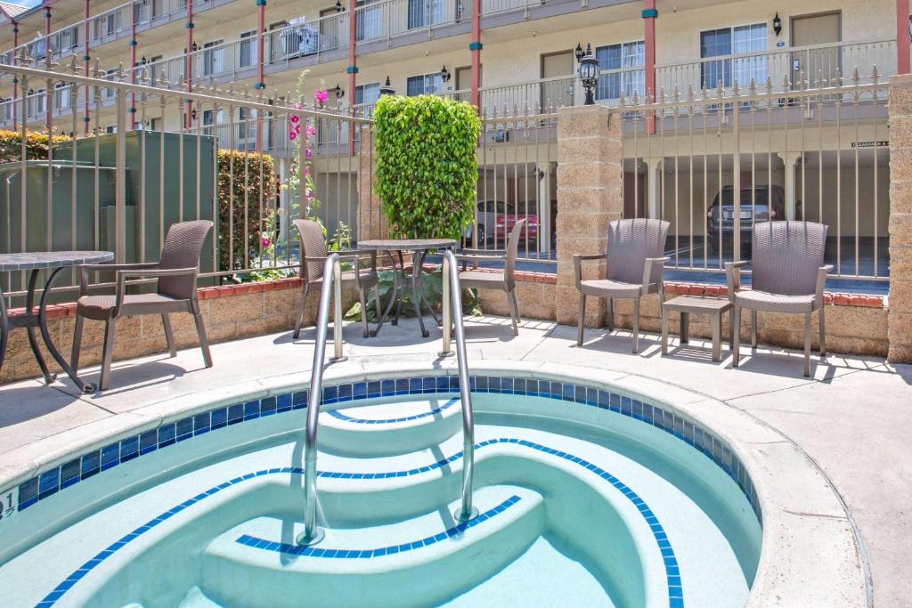 Facilities, Days Inn by Wyndham Los Angeles LAX/ Redondo&ManhattanBeach in Los Angeles (CA)
