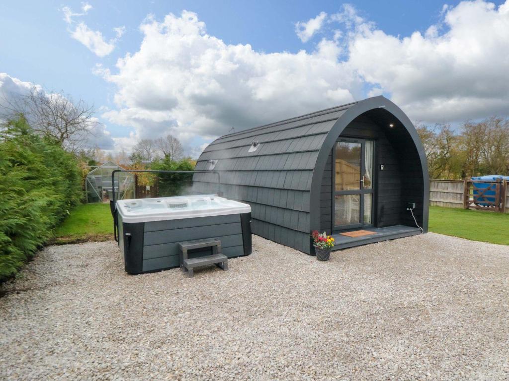 Bumblebee Glamping Pod, Wilton