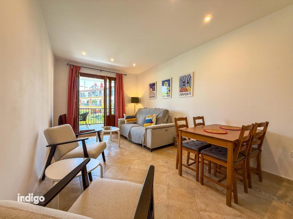 MUL001 Bright 2 bedroom Apartment with Pool View - 5