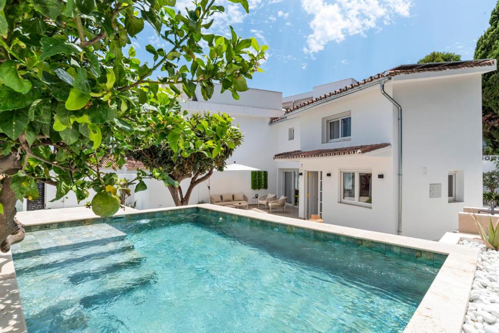 Benalmadena Beach Villa-Luxe new 5BR heated pool & BBQ kitchen at prime location near Puerto Marina & Beach - 1