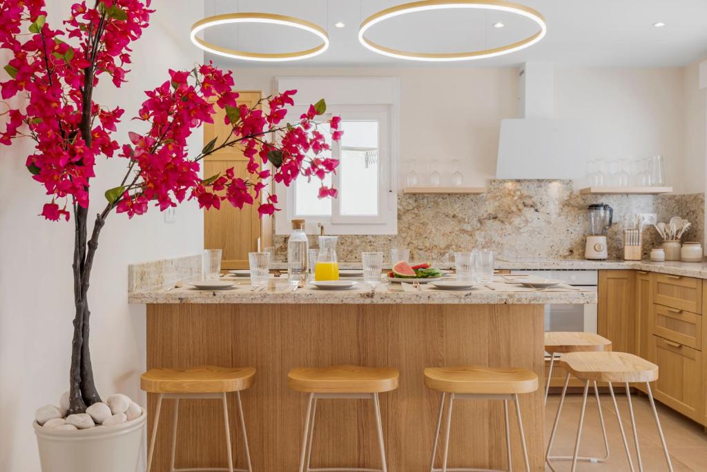 Benalmadena Beach Villa-Luxe new 5BR heated pool & BBQ kitchen at prime location near Puerto Marina & Beach - 5