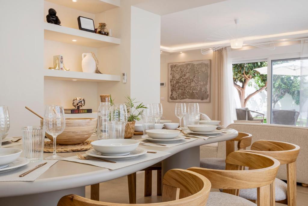 Benalmadena Beach Villa-Luxe new 5BR heated pool & BBQ kitchen at prime location near Puerto Marina & Beach - 4