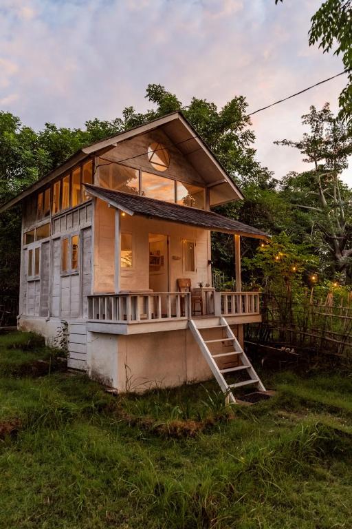 Charming Rustic Escape with Breathtaking Sea Views, Gili Trawangan