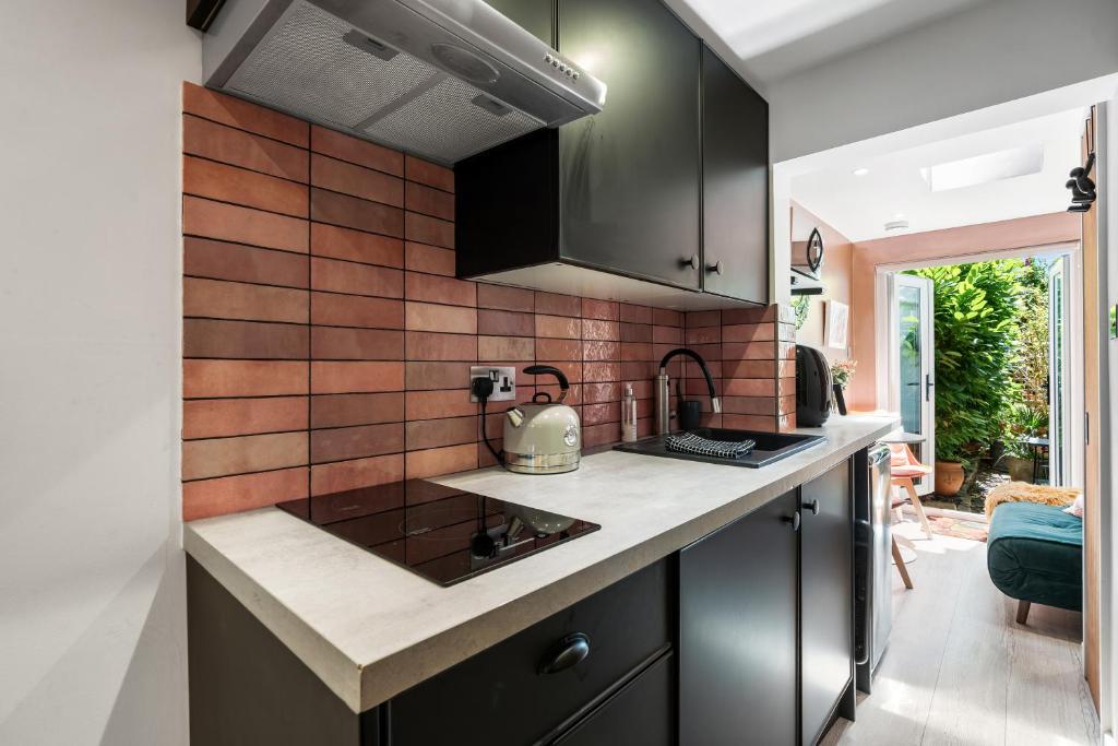 Tiny House with Private Parking & Patio, Central Brighton photo 3