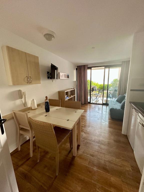 Renoir 252 - Appartement rez-de-jardin type F2 - Petite vue mer - 3