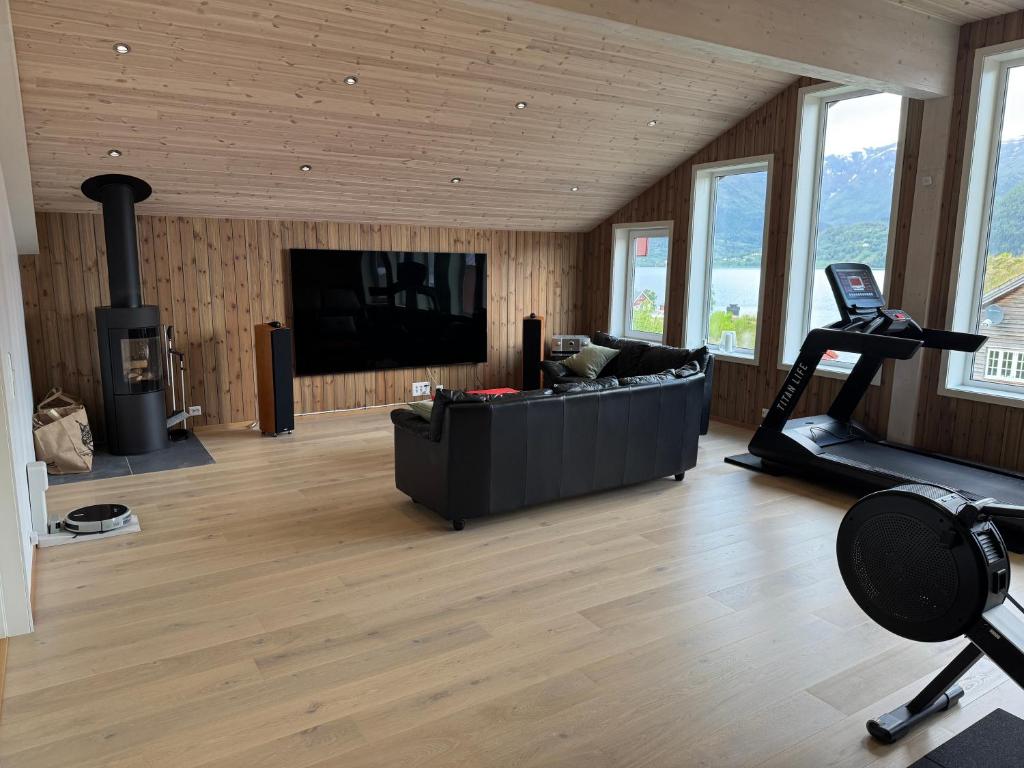 Living in a Nikolai Astrup motif 96m2, Vassenden