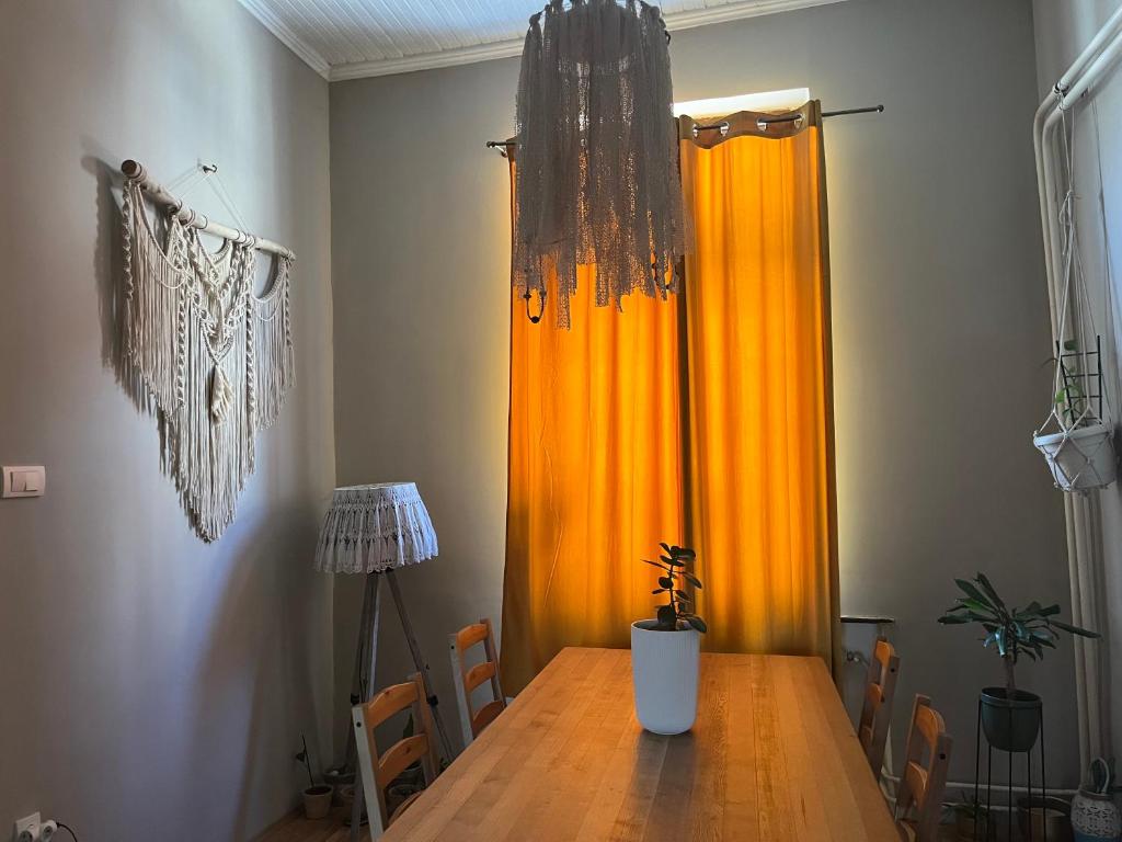 Golden Crib - 3