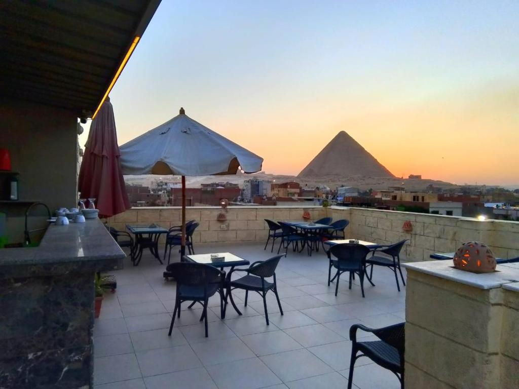 Enter Pyramids Inn, Káhira