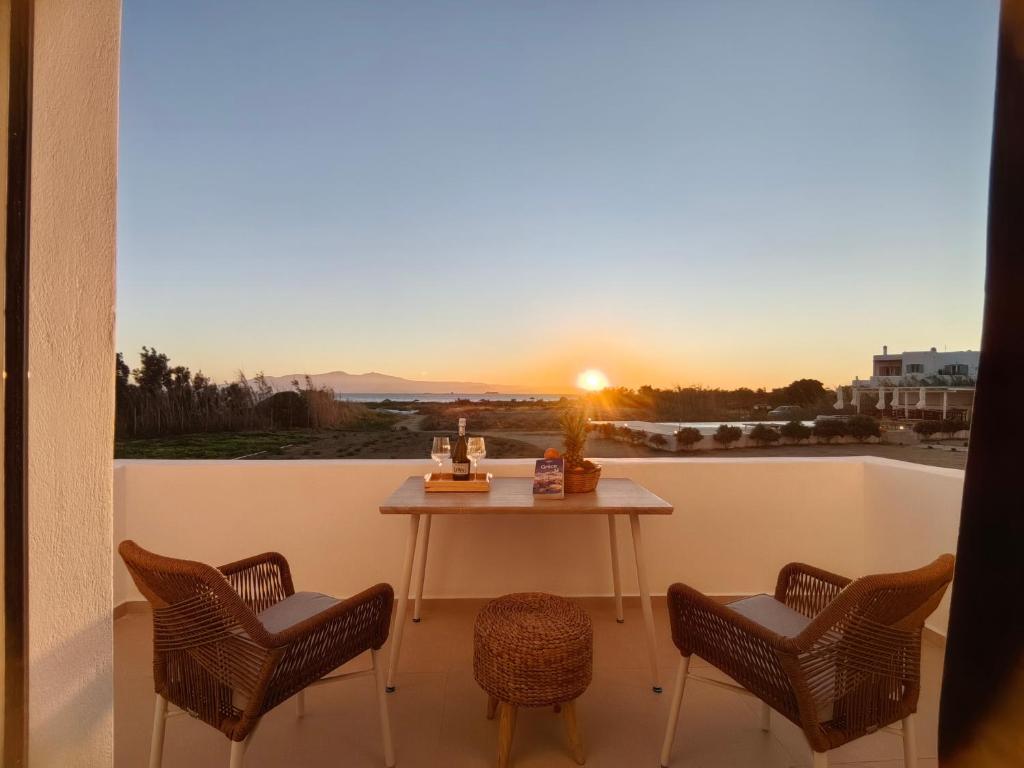 Amodari studios on the beach, Plaka