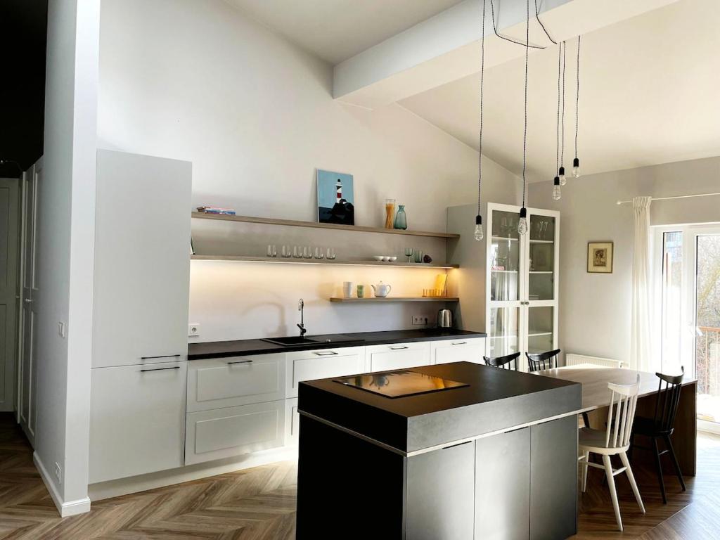 Bright and Airy 65 sqm Apt in Old Town Steps Away, Vilnius