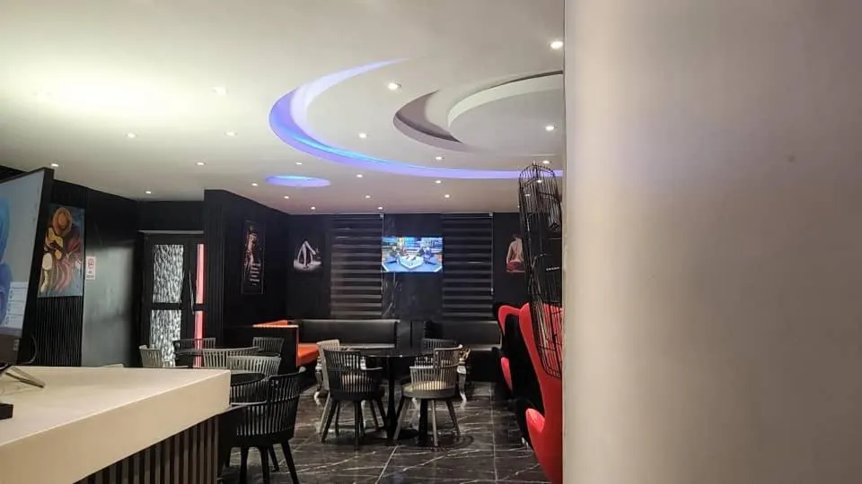 Triple Tee Luxury Hotel & Service Apartments Surulere，位于拉各斯的酒店