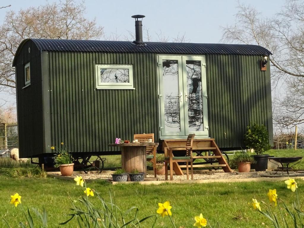 The Oaks - pet-friendly countryside hut near Barnstaple