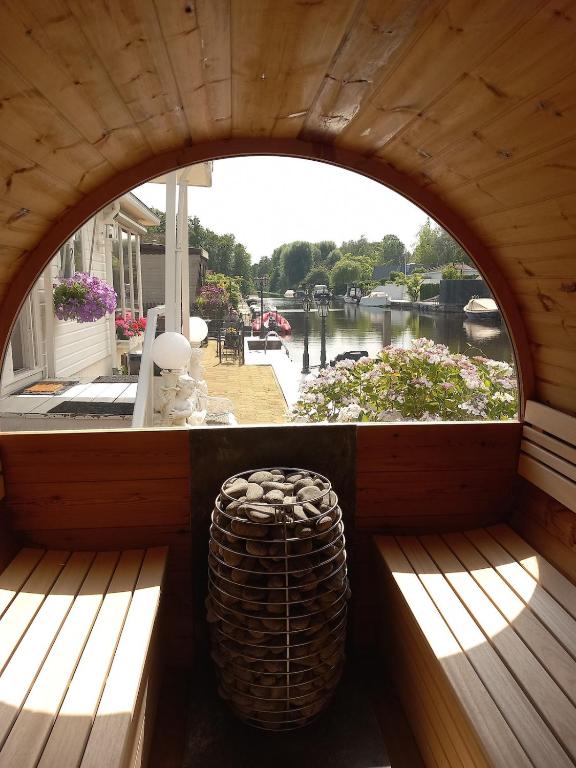 Chalet with waterfront sauna and boat, Loosdrecht