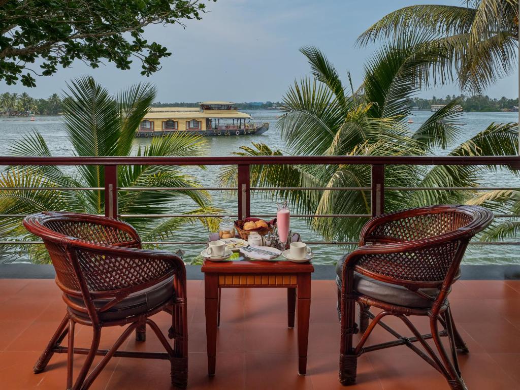 スターリング レイク パレス アレッピー (Sterling Lake Palace Alleppey)