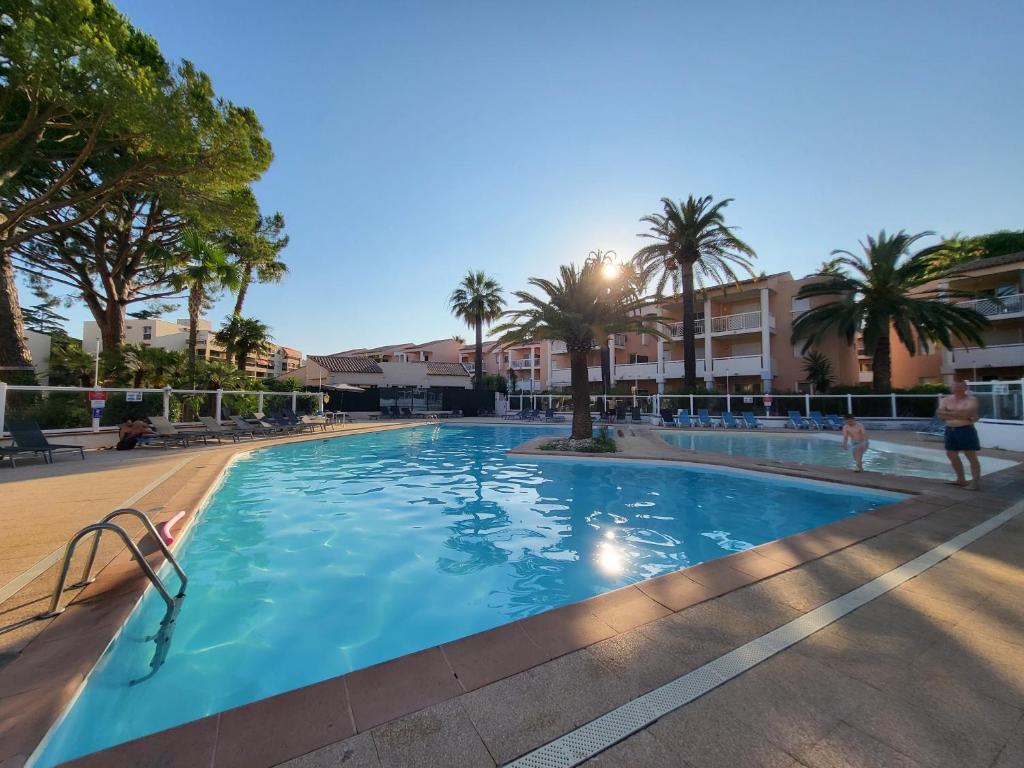 Beau T2 à Golfe-Juan vue piscines parc tropical Résidence du Golf proches plages - 4