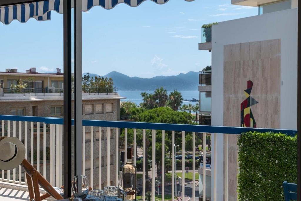 2-Br Apartment with Terrace & Sea View Palm Beach Cannes - 2