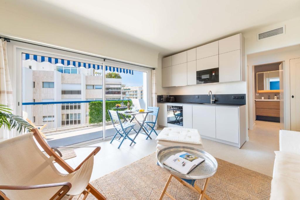 2-Br Apartment with Terrace & Sea View Palm Beach Cannes - 4