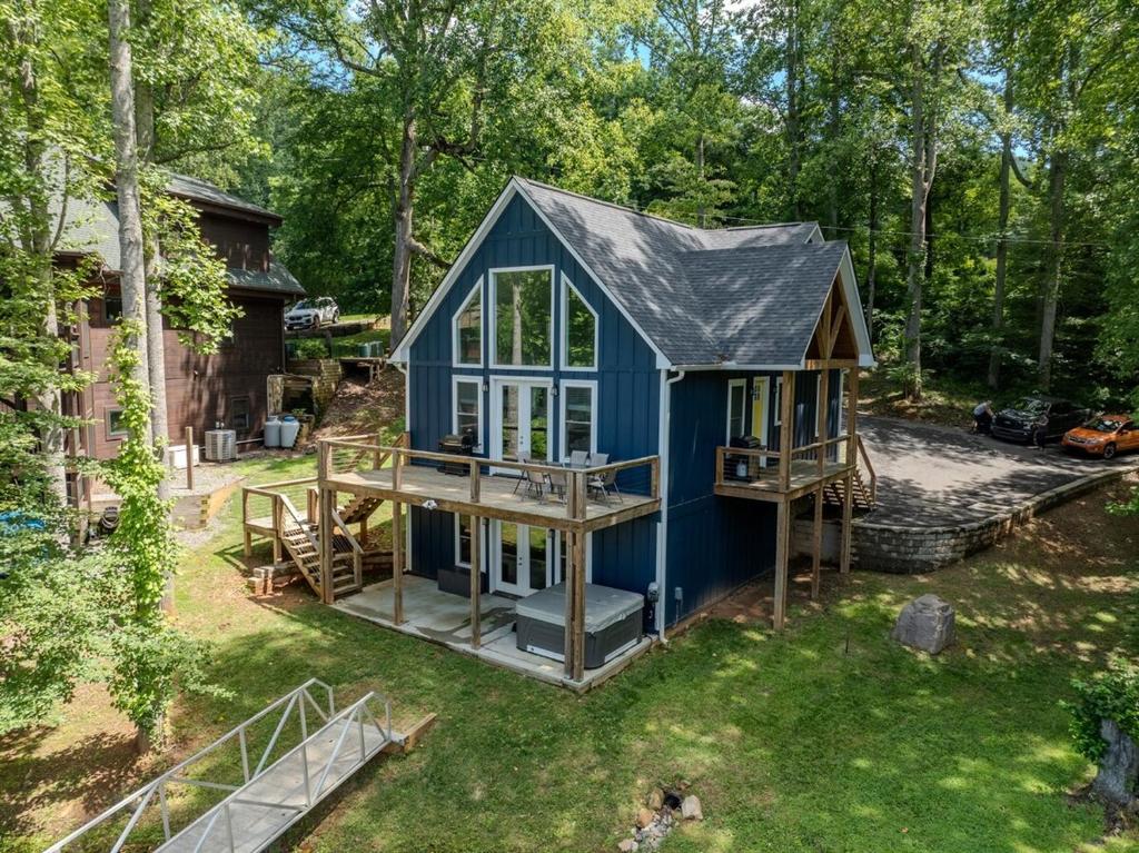 Unwind at Lakey McLakehouse on Lake Santeetlah, Robbinsville