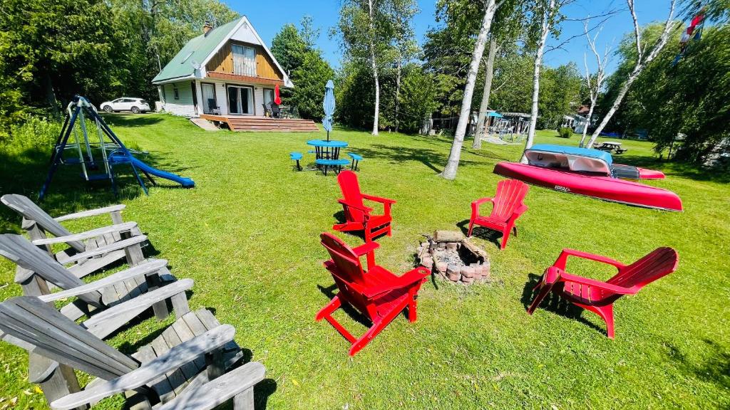 Spacious Lakefront Cottage Just 12 Mins to Hwy401, Colborne