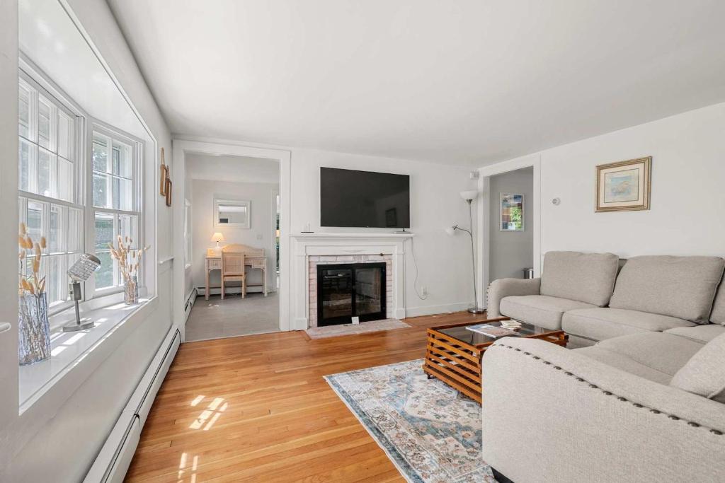 Walk to Seaside Park Stylish Updated Interior, Barnstable