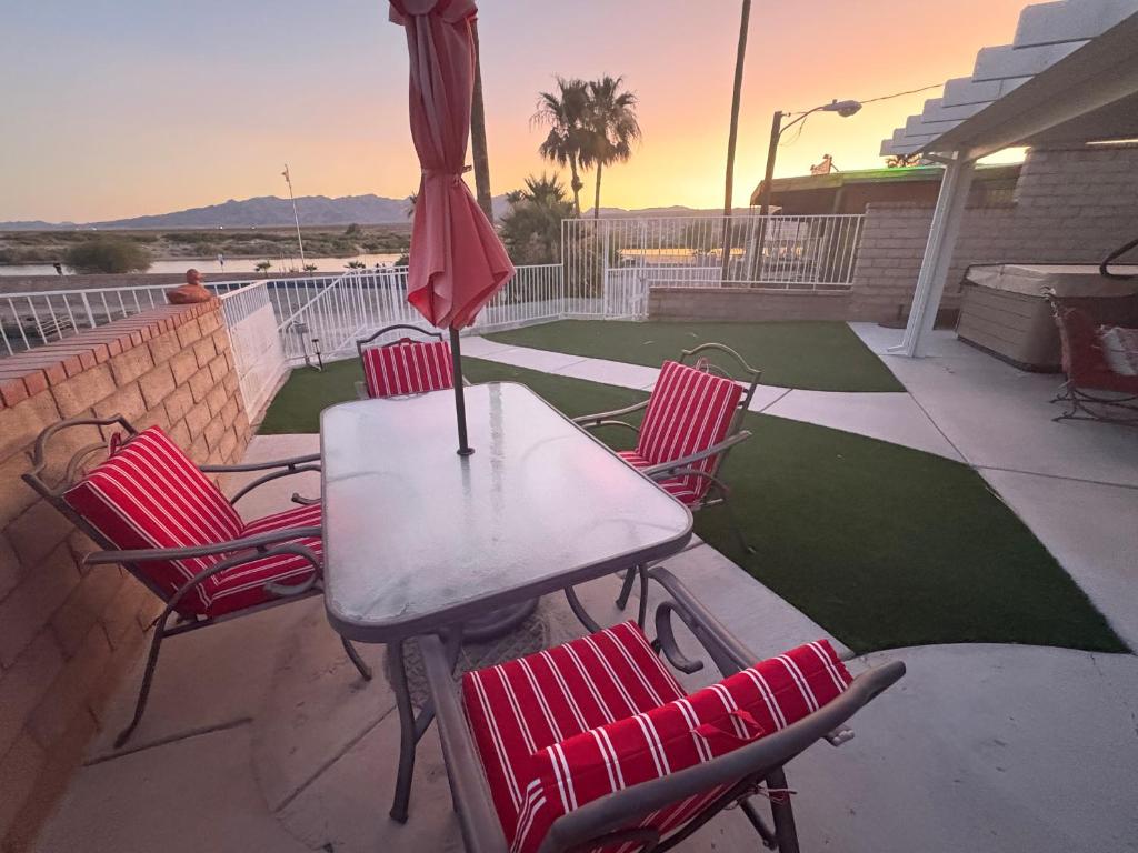 RIVERFRONT RUBY RED HOME WITH PRIVATE DOCK, Bullhead City