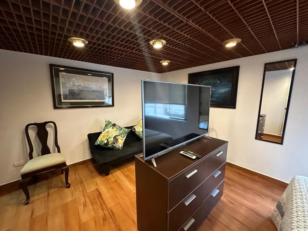 2- Amplio Departamento remodelado en Miraflores - 3
