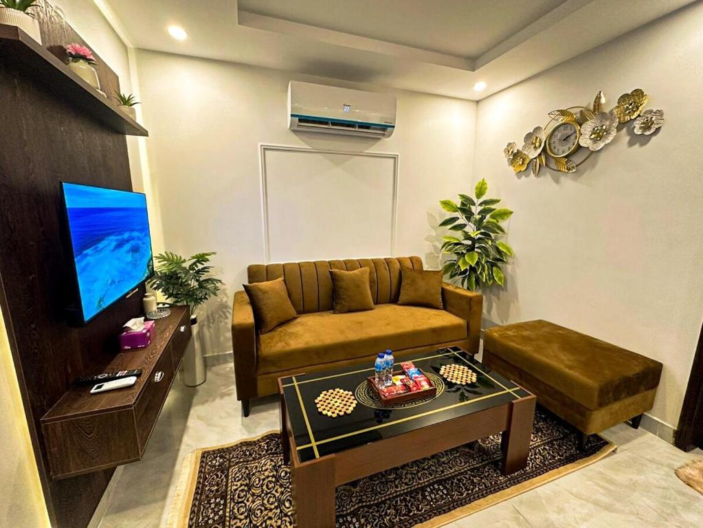 Apartment in Bahria Town Lahore, 1BHK with 2 ACs, 2 LEDs, Wifi, and Board Games, Lahore