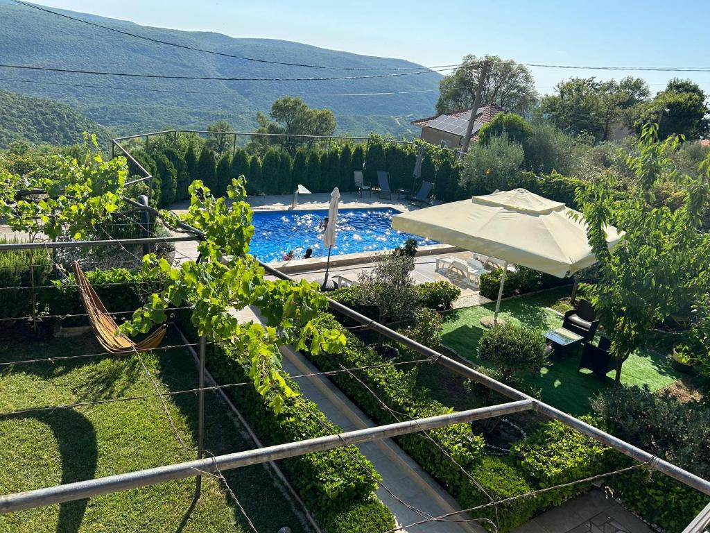 Vila Nikola, Bratesici