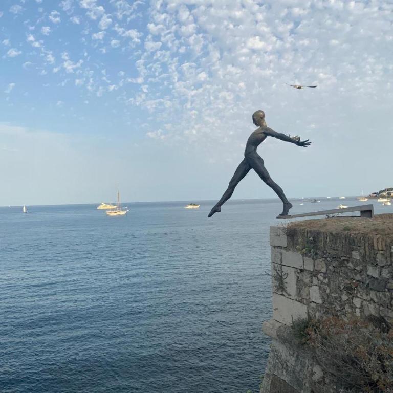 Séjour face au Vieil Antibes avec parking - 1