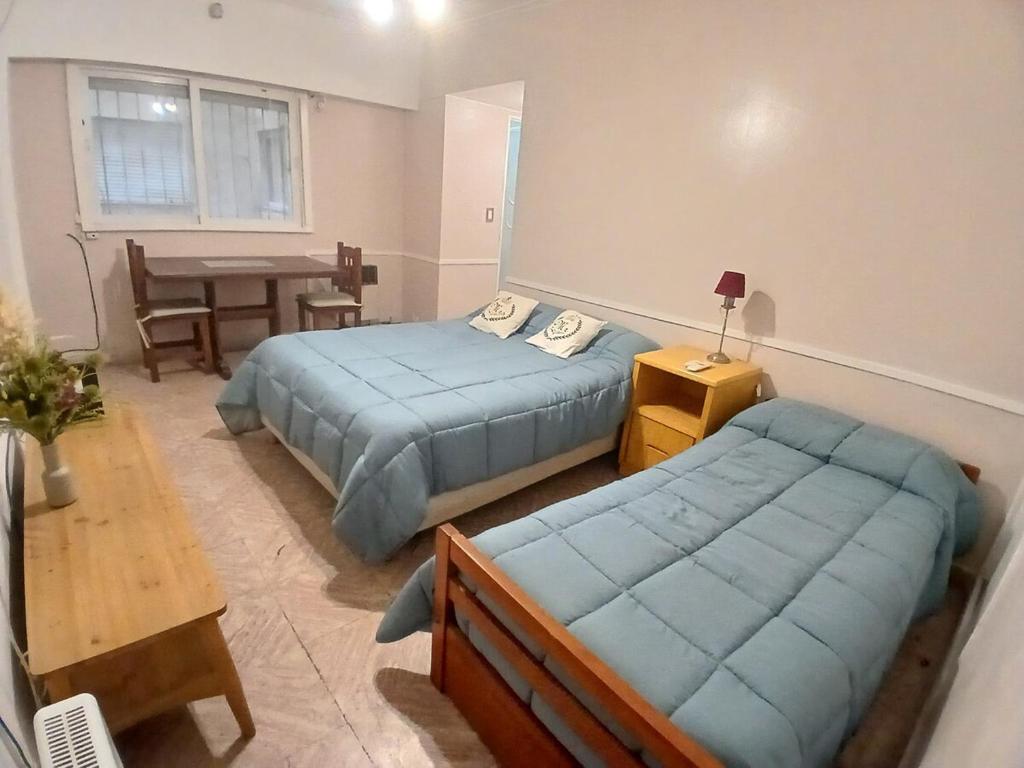 Depto Sarmiento zona centro 3 personas - 1