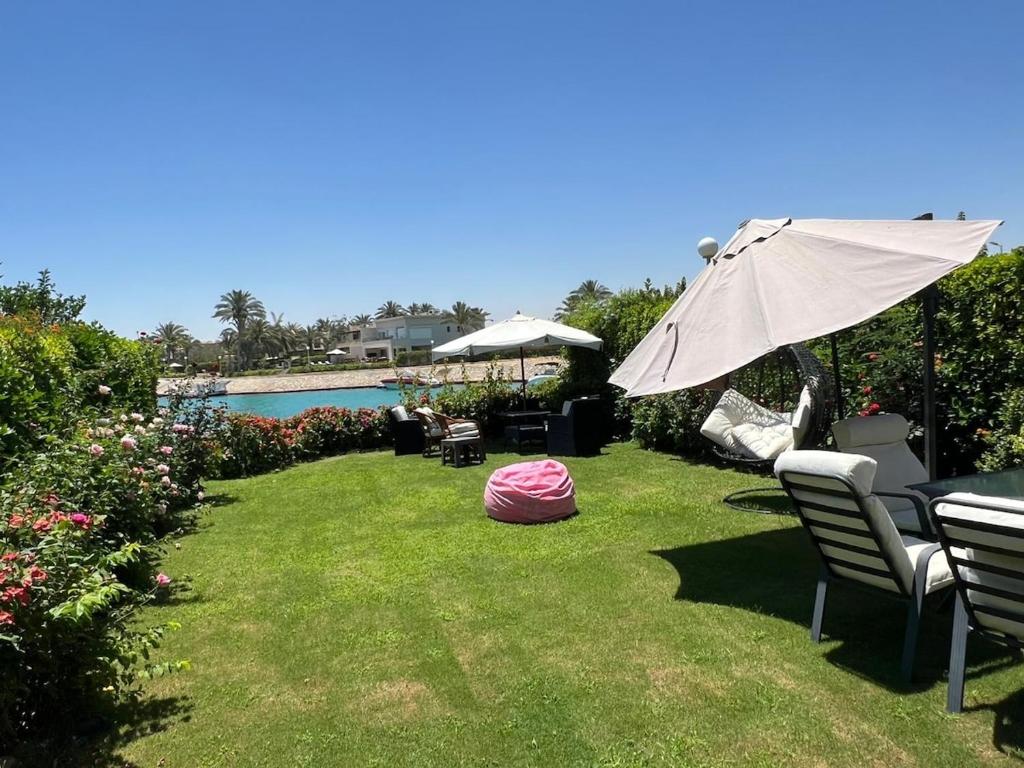 Spacious Lagoon-View gateway, Banī Ghālib