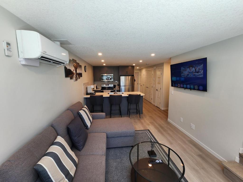 Cozy & Stylish AC Suite Near YYC Airport, Calgary