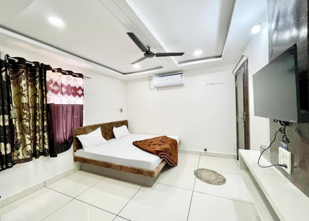 Hotel S H A L I M A R ! UJJAIN, Near Mahakal Temple & Railway station,Fully Air conditioned Rooms with Wifi And Parking, , BEST HOTEL IN UJJAIN, Udždžain