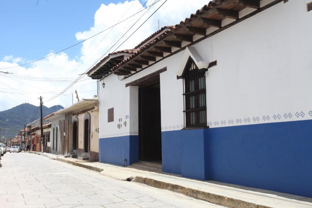 Hotel Ocho Barrios - 2