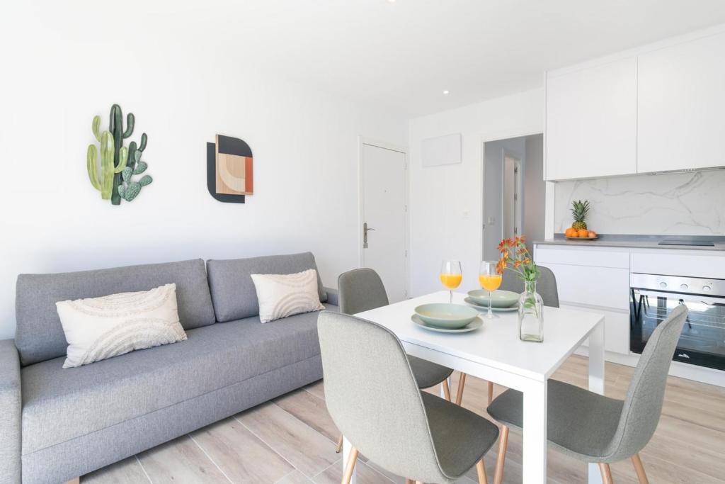 Modern and Stylish Apartment 1: Terrace and Pool - 3