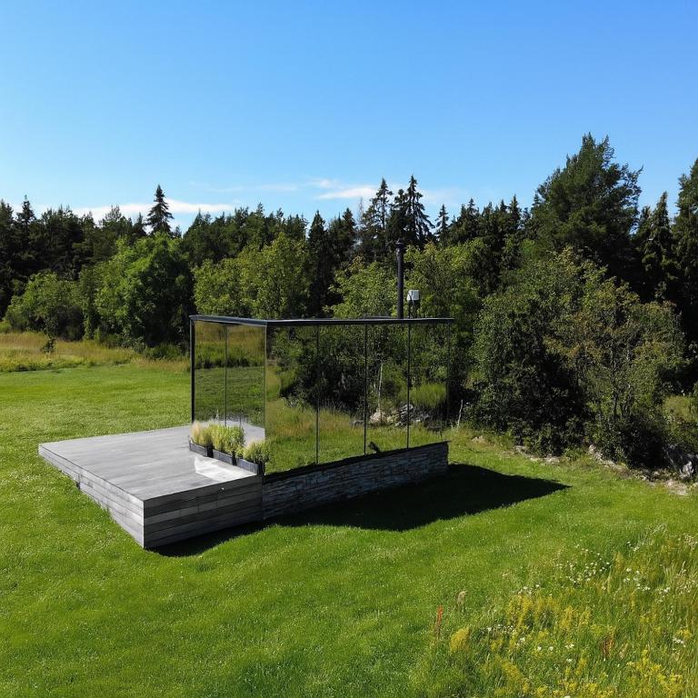 Seaside getaway in Ööd mirror house with sauna, Vihterpalu